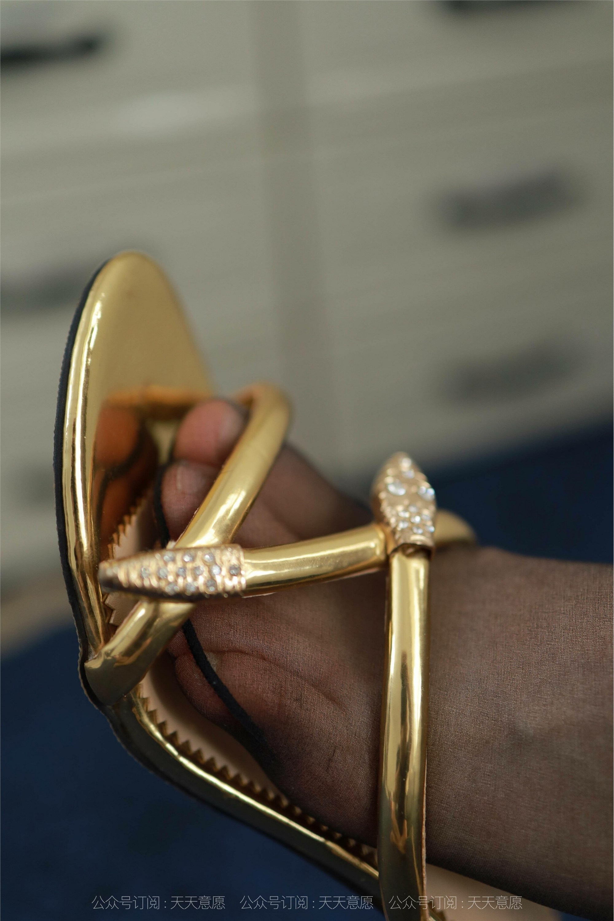 IESS异思趣向  2021.08.31 丝享家905：小婕《金色吊带裙》